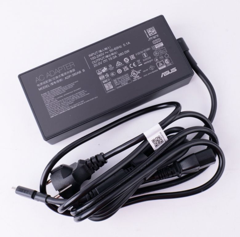 전력 소모가 높은 만큼 380W 어댑터를 연결해 사용한다.