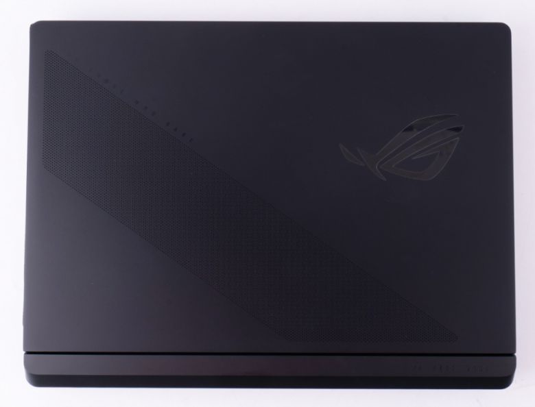 상판에는 ROG 로고와 Anime Vision LED 기능이 적용됐다. Anime Vision LED는 원하는 형태로 커스터마이징 가능하다.