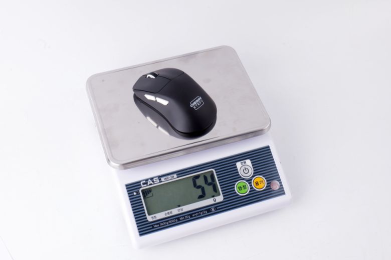 엑스트리파이 M4는 타공 마우스이면서 71g이지만, 체리 M64 프로는 무타공 마우스인데도 실측 기준 54g에 불과할 정도로 가벼워졌다.