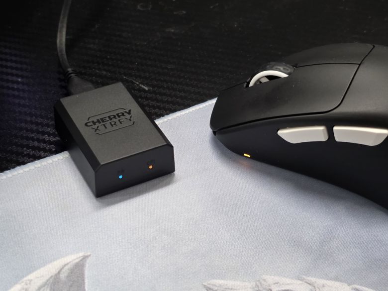 마우스 본체와 동글에는 LED 인디케이터가 탑재됐다.