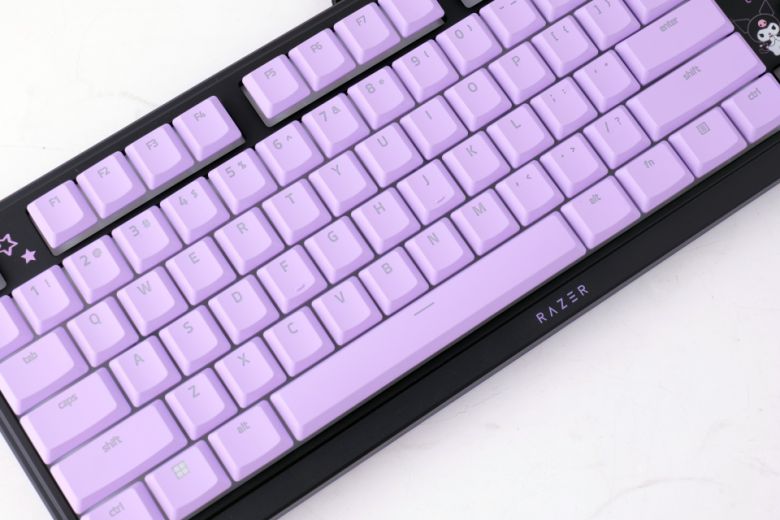 키캡은 쿠로미가 연상되는 보라색이며, 키캡의 내구성을 위해 UV 코팅이 더해졌다.