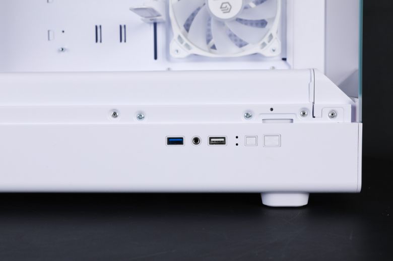 왼쪽 측면 아래에 멀티미디어 포트와 전원 버튼이 있다.