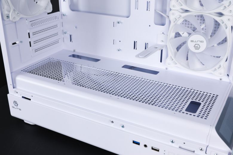 상단과 하단에는 최대 360mm 크기 라디에이터를 장착할 수 있다.