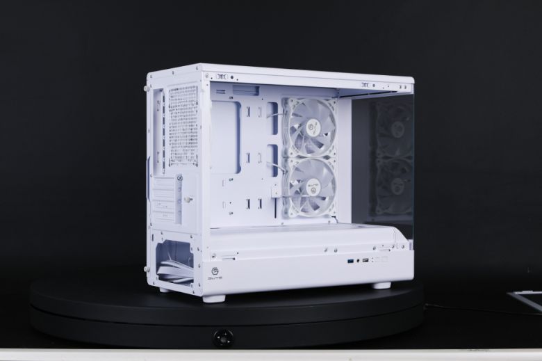 왼쪽 측면과 전면이 강화유리로 되었다.