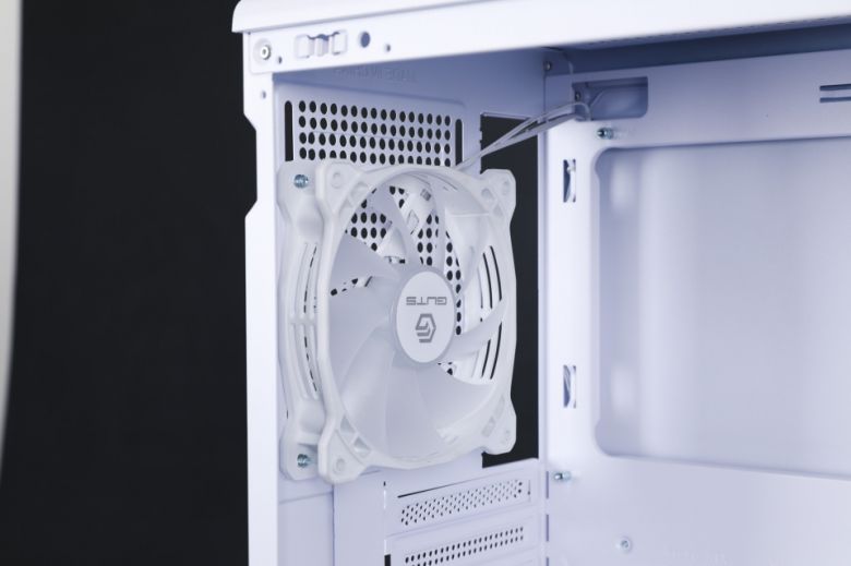 쿨링팬은 측면에 120mm 2개, 후면에 120mm 1개가 기본으로 장착됐다.
