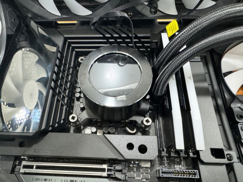 코어 i7-14700K에는 고성능 수랭 쿨러가 필요하다.