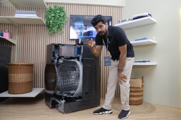 인도 구르가온에서 열린 삼성전자 서남아 테크 세미나에서 참석자가 일체형 세탁건조기 '비스포크 AI 콤보'를 살펴보고 있다.(사진=삼성전자)