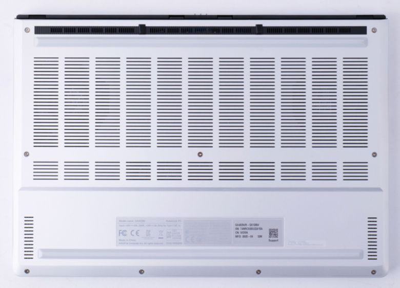 하판에는 내부 발열을 빼내기 위한 통풍구가 무수히 있다.