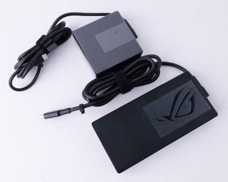 100W 어댑터와 200W 어댑터를 제공한다.