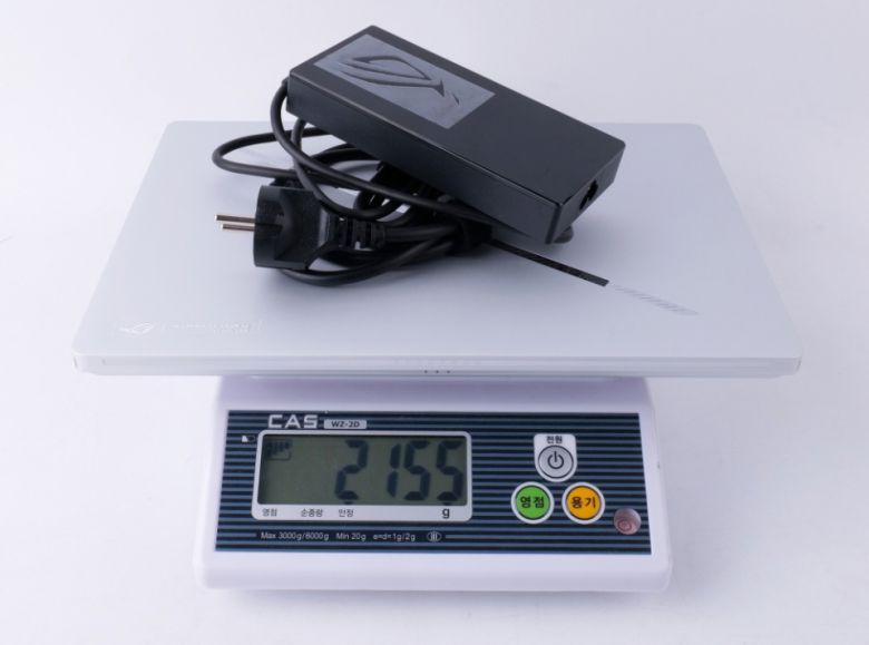 직접 측정한 무게는 약 1.58kg이고, 100W 어댑터를 포함한 무게는 약 1.99kg, 200W 어댑터를 포함한 무게는 약 2.16kg이다.