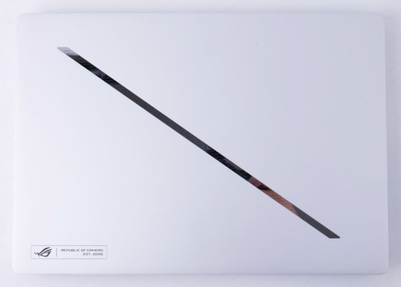 상판에는 깔끔한 디자인이 적용됐다.