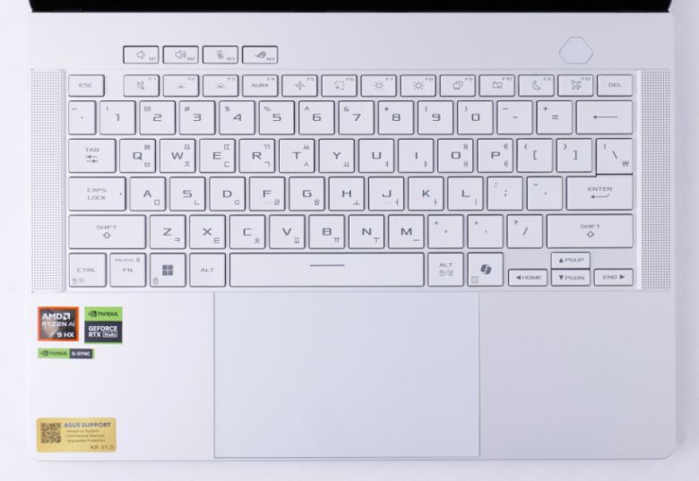 키보드는 숫자키만 제외된 풀사이즈이며, 넓은 터치패드까지 갖췄다.