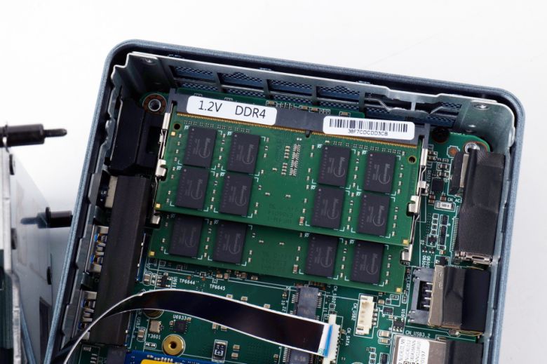 램은 16GB가 두 개 사용된 듀얼 채널 구성이다.