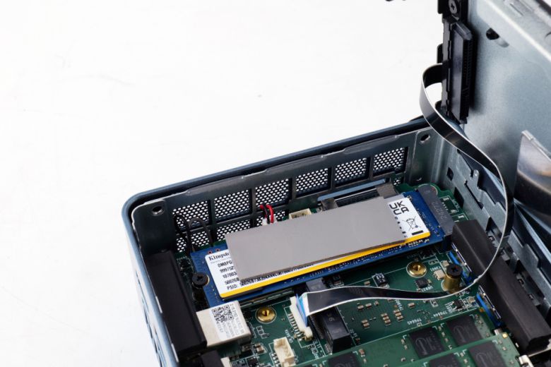 SSD는 2280 규격의 NVMe SSD가 사전 장착된 상태로 출고되고 발열 감소를 위한 써멀 패드가 부착되어 있다.