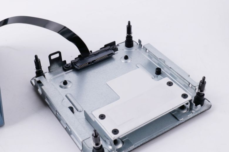 우선 바닥을 분리해보니 SATA 단자가 위치하는 점이 돋보인다.