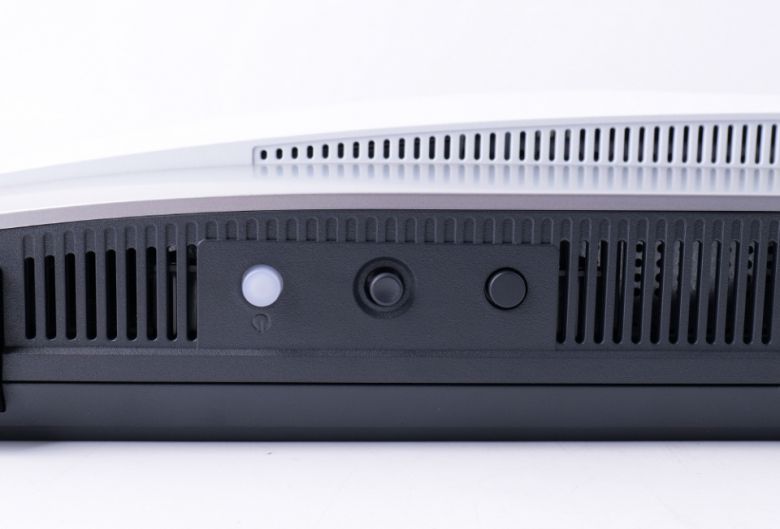 OSD 조작은 오른쪽 아래에 있는 버튼으로 한다.