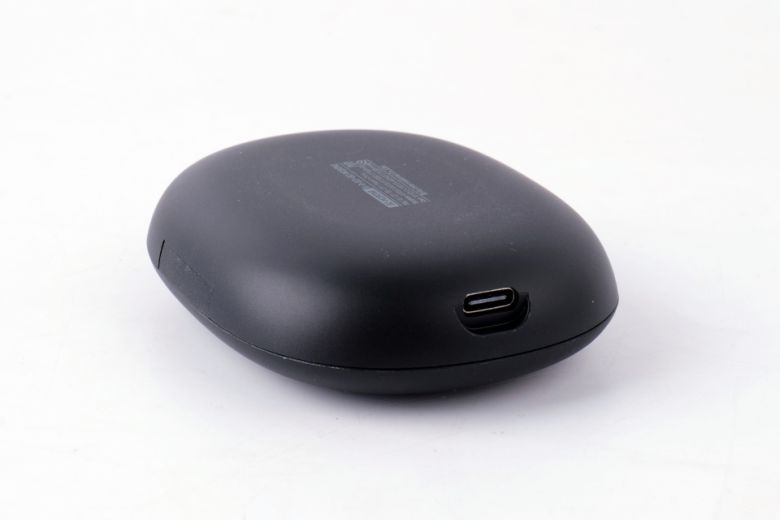 BZ-M2BONE은 USB Type-C 단자를 통해 충전된다.