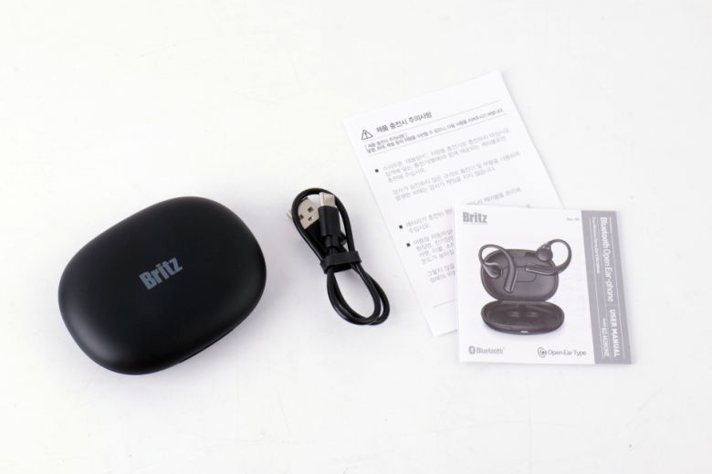 충전 케이스, USB Type-C to A 케이블, 매뉴얼이 제공된다.