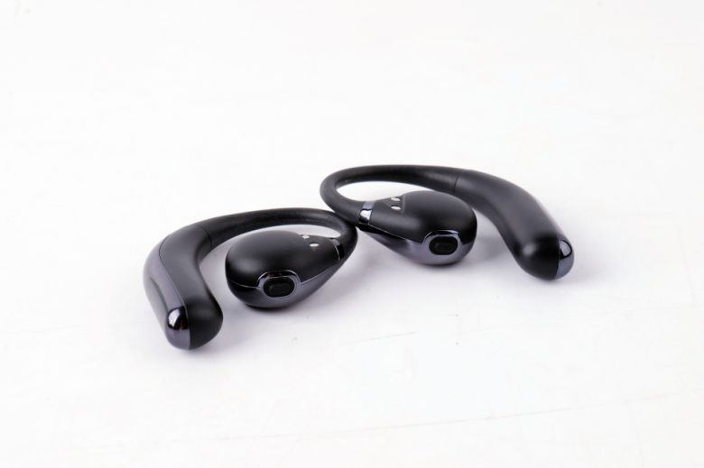 이어폰 양쪽에 컨트롤 버튼이 탑재된 점에도 주목하자.