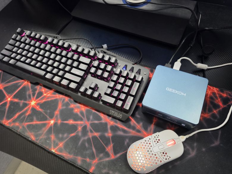 키보드나 마우스에 비견될 정도로 아담한 크기를 지녀 책상 위에 올려둔 상태에서도 쾌적했다.