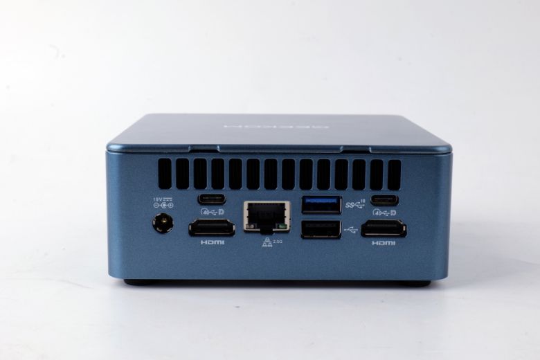 후면 단자 구성은 더욱 다양하다.