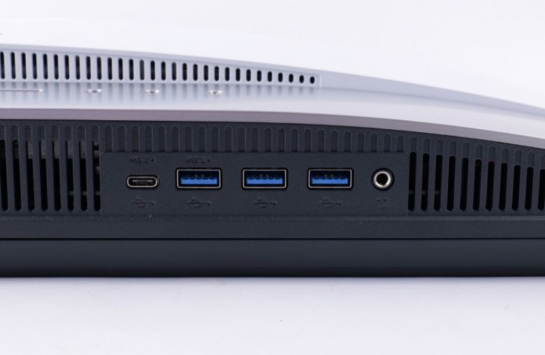 입출력 단자는 썬더볼트 4 입력 x1, 썬더볼트 4 출력 x1, HDMI 2.1 x1, DisplayPort 1.4 x1, USB Type-A 허브 단자 x3, USB Type-C 단자 x1, 3.5mm 오디오 출력 단자가 있다.