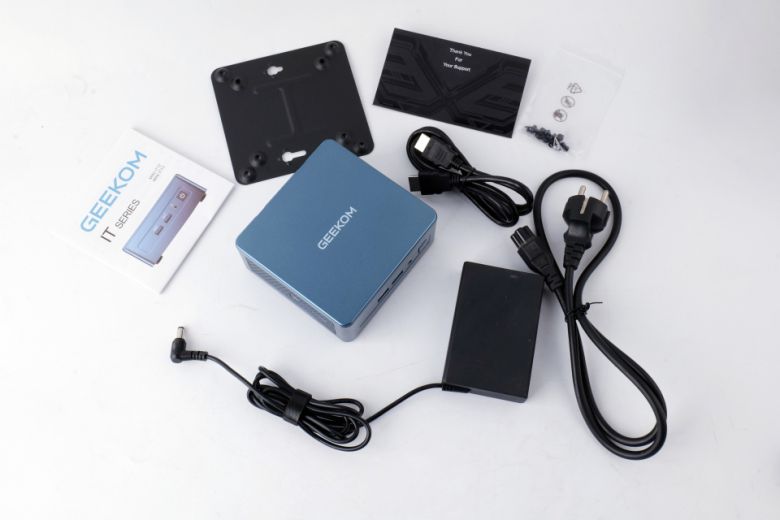 본체와 전원 어댑터, VESA 마운트, HDMI 케이블, 매뉴얼이 동봉된다.