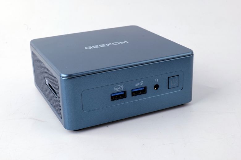 전면에는 2개의 USB 3.2 Gen 2 Type-A와 3.5mm 스테레오 헤드폰 잭, 그리고 전원 버튼이 있다.
