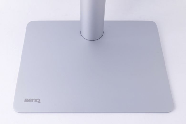 스탠드는 견고하고 심플하다.