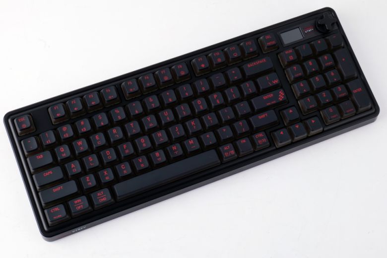 엑스트리파이 PIXIU 98은 98키 배열의 기계식 키보드다.