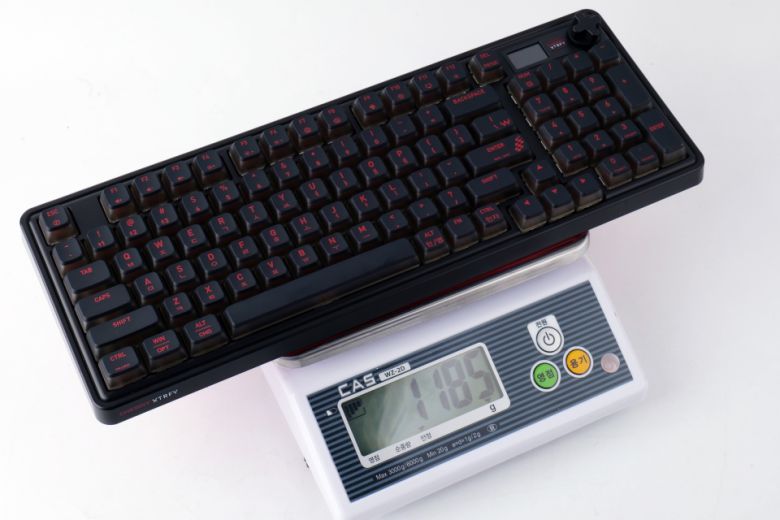 무게는 실측 기준 1,185g을 기록했다. 적당한 무게를 갖춰 안정적인 타건이 가능하다.