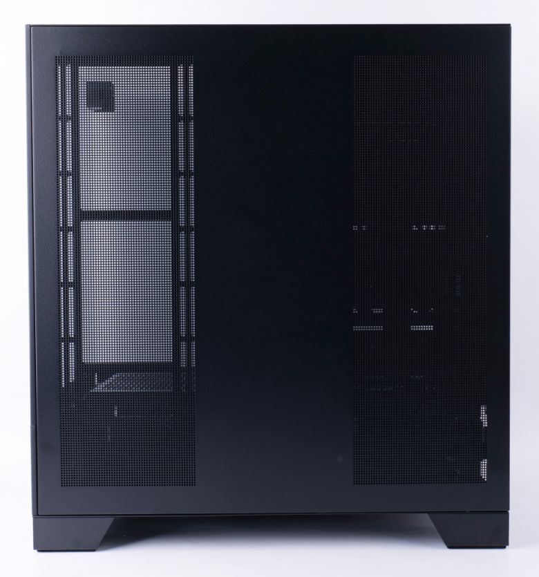 오른쪽에는 듀얼 에어홀 패널이 적용돼 뛰어난 쿨링 효과를 제공한다.