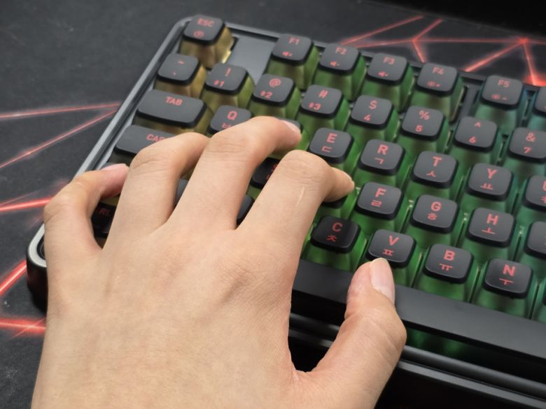 최신 게이밍 키보드들은 커스텀 키보드들처럼 흡음 구조에도 신경 쓴 경우가 많은데, 이 제품도 그렇다.