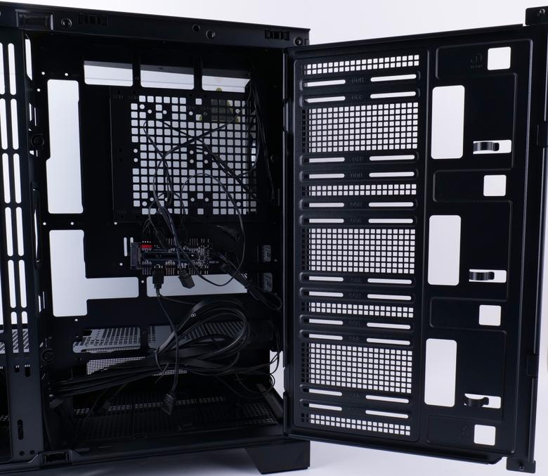 스윙 방식 스토리지 패널을 적용해 편리한 유지보수 환경을 제공한다.