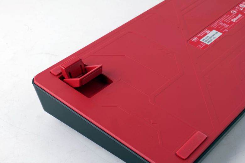 키보드 하판은 체리의 키 컬러라 볼 수 있는 빨간색으로 제작됐다.