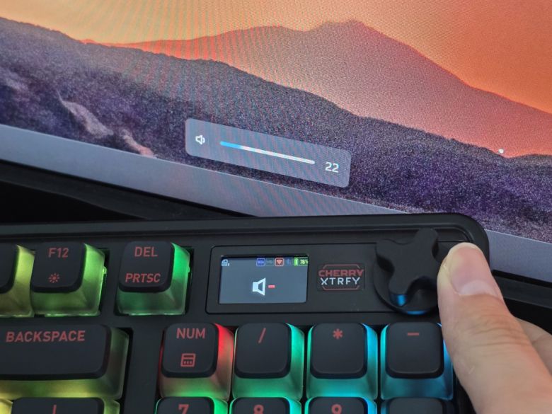 엑스트리파이 PIXIU 98에 적용된 노브를 통해 볼륨을 빠르게 조절할 수 있다.