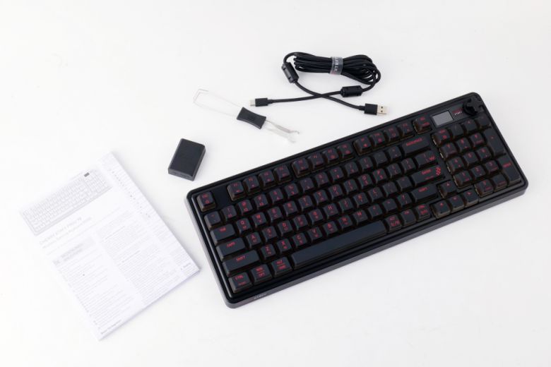 키보드 본체, 매뉴얼, 2.4GHz 무선 동글, USB Type-C to A 케이블, 키캡/스위치 풀러가 제공된다.