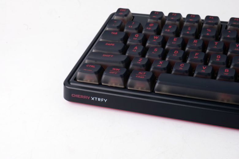 윈도우 사용자만을 타겟으로 한 것이 아니라 애플 유저에게 필요한 키보드 각인까지 함께 적용됐다.