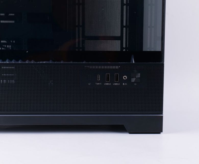 왼쪽 하단에는 입출력 단자가 있다. 특히 20Gbps의 빠른 속도를 제공하는 USB 3.2 Gen2x2 Type-C도 사용할 수 있다.