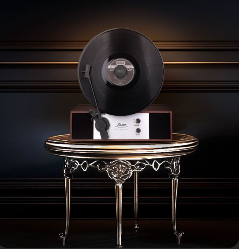 가장 큰 특징 중 하나는 고풍스러운 디자인이 적용되었다는 점이다.