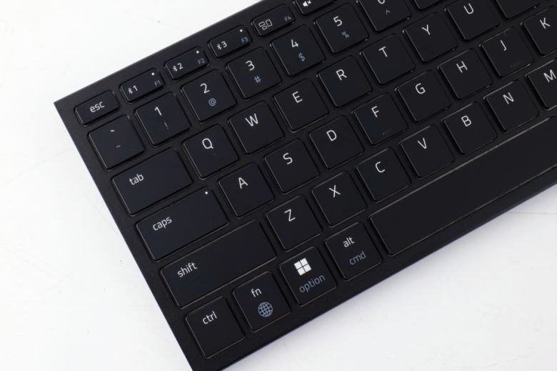 캡스락 키나 블루투스 페어링을 겸하는 F1~F3 키에는 LED 인디케이터가 더해져 작동 상황을 더 간편하게 확인하는 것이 가능하다.