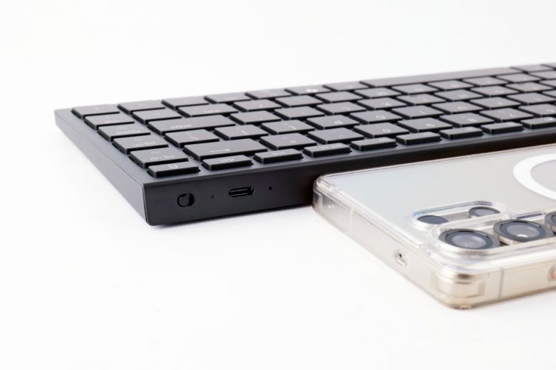 키보드의 두께는 16.5mm에 불과할 정도로 얇다.