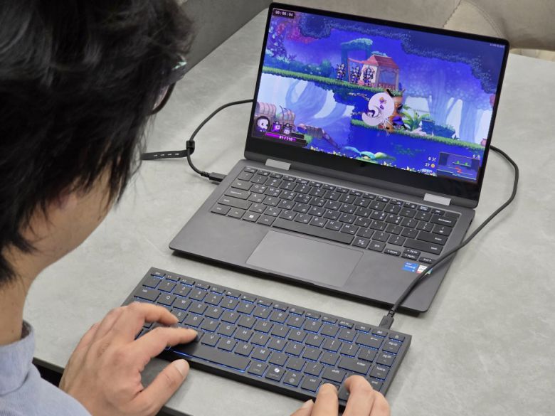 레이저 조로를 유선 케이블로 연결하면 1000Hz 폴링레이트로 작동한다.