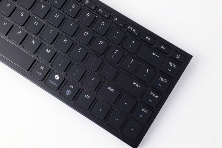 다양한 OS에 대응할 수 있도록 윈도우는 물론 애플 제품에서 사용되는 키들도 각인된 것을 알 수 있다.
