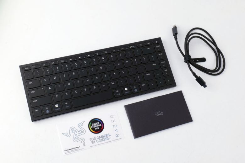 키보드 본체, 매뉴얼, 레이저 스티커, 그리고 USB Type-C to C 케이블이 동봉된다.