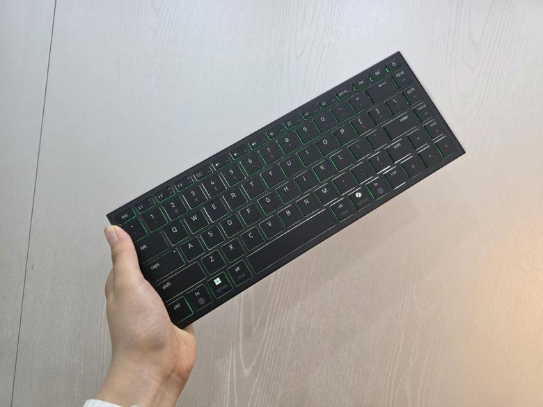 한 손으로 들어도 큰 부담이 없었다.