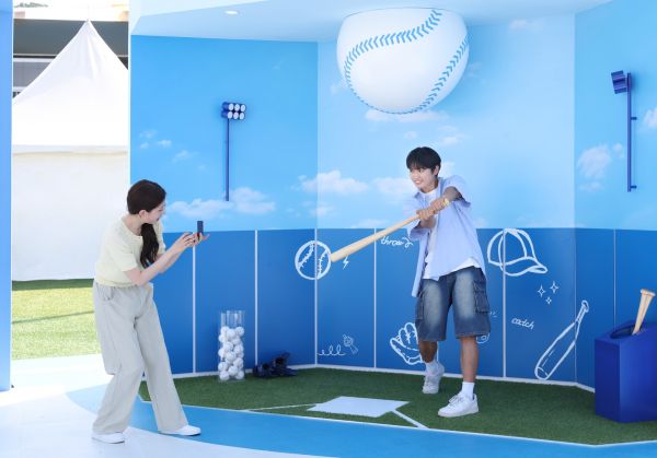 대전 중구 한화 이글스파크 '갤럭시 체험존'에서 '갤럭시 Z 플립7'으로 인증샷을 촬영할 수 있다(사진=삼성전자)