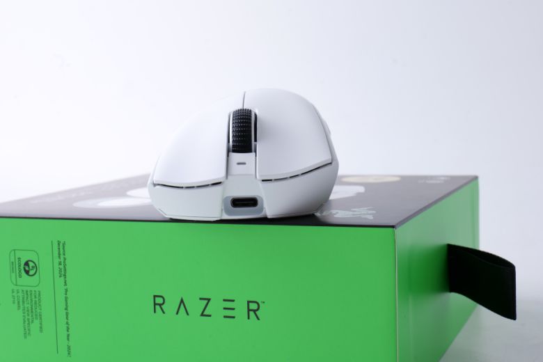 데스에더 V4 프로는 USB Type-C 단자를 통한 연결 및 충전이 가능하다.