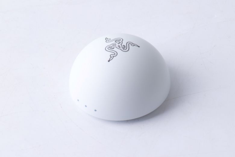 과거 동봉되던 사다리꼴 형태의 무선 동글과 달리 반구 형태의 레이저 하이퍼스피드 무선 2세대 동글이 제공된다.