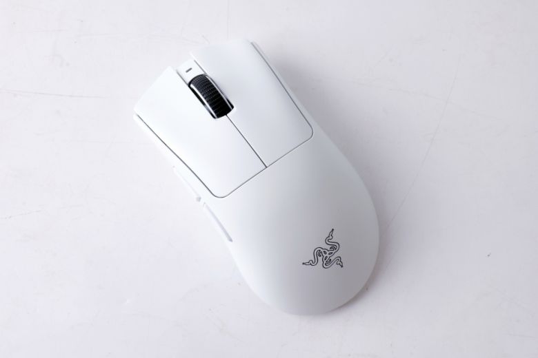 마우스 자체는 외형만 보면 페이커가 사용하는 것으로 유명한 ‘데스에더 V3 프로’와 크게 다르지 않아 보인다.